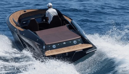 保时捷跨界下海！保时捷电动艇92km/h刷新海上速度记录