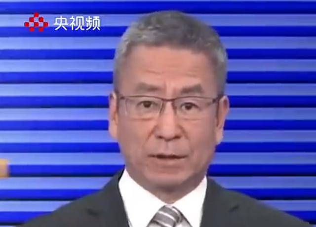 56岁白岩松踢球摔倒久久不起