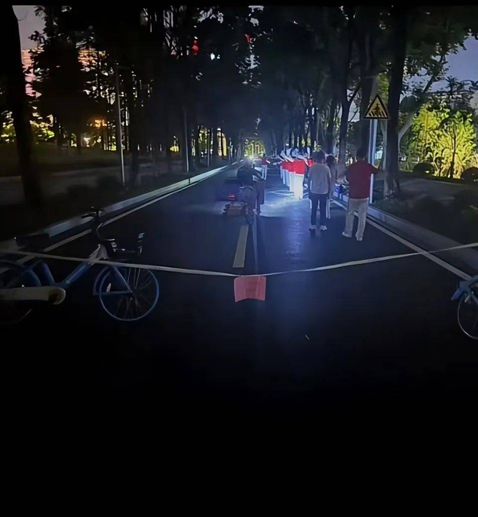 武汉大妈拉线封路跳广场舞,悬挂告示“锻炼区域车辆绕行”?当地回应