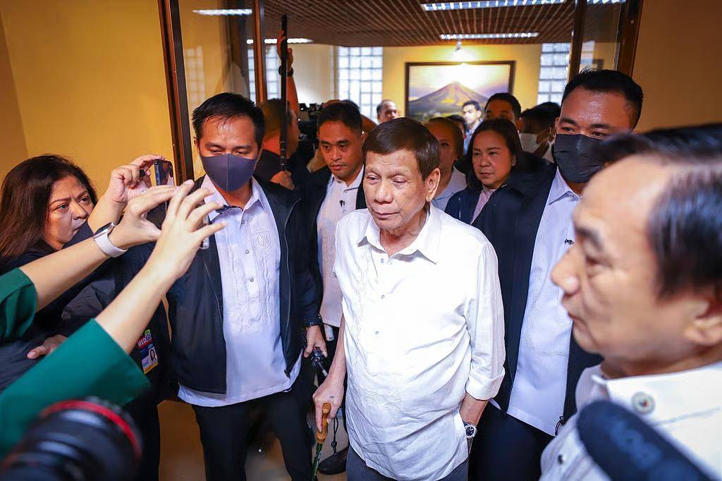 老杜在狱中告诉莎拉，三年后他将不惜代价，扶莎拉坐上总统宝座！