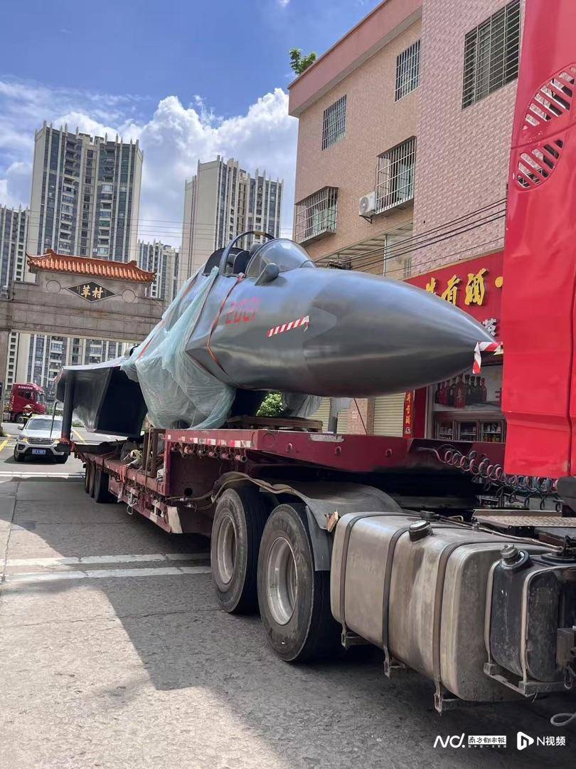 货车拉着战斗机进村?顺德北滘:歼-16模型机,国防教育用