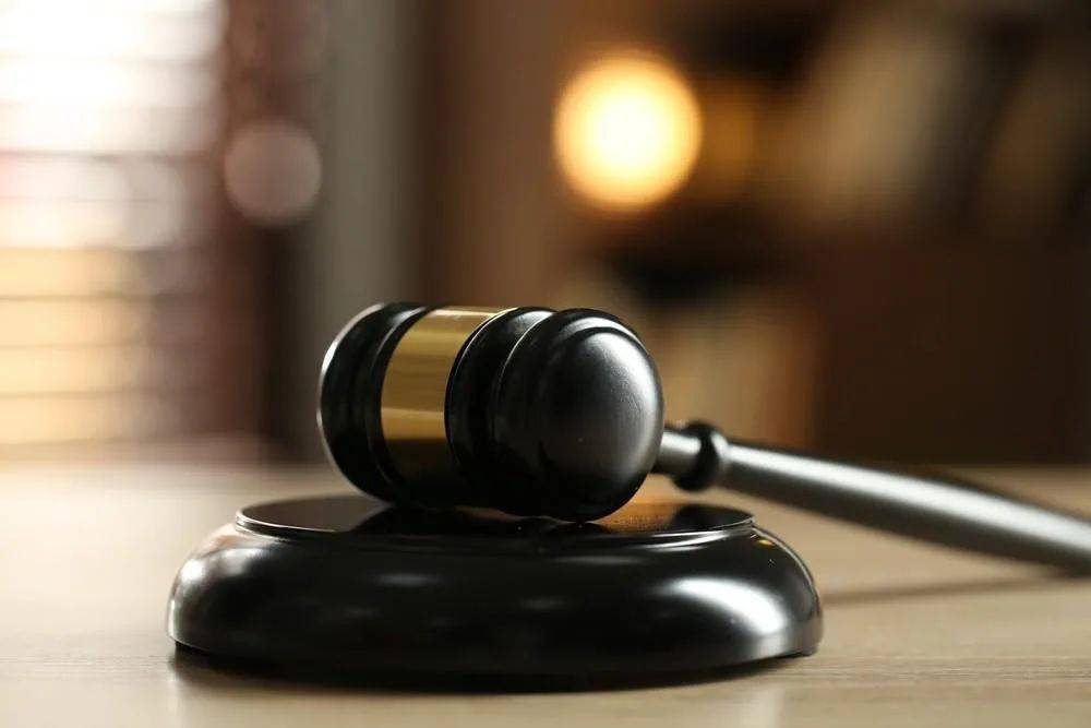 硕士男打造精英人设，5年骗取情人1100万，宁坐12年的牢全转给老婆