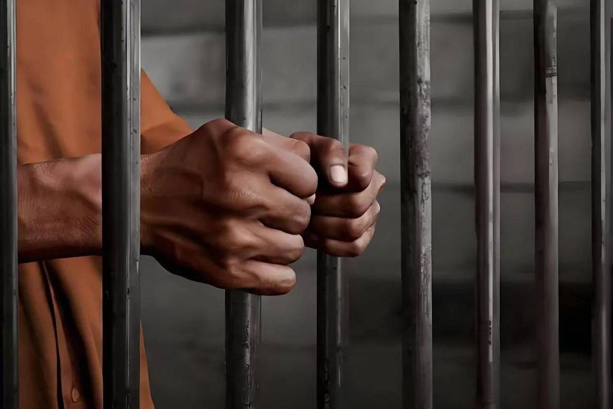 硕士男打造精英人设，5年骗取情人1100万，宁坐12年的牢全转给老婆