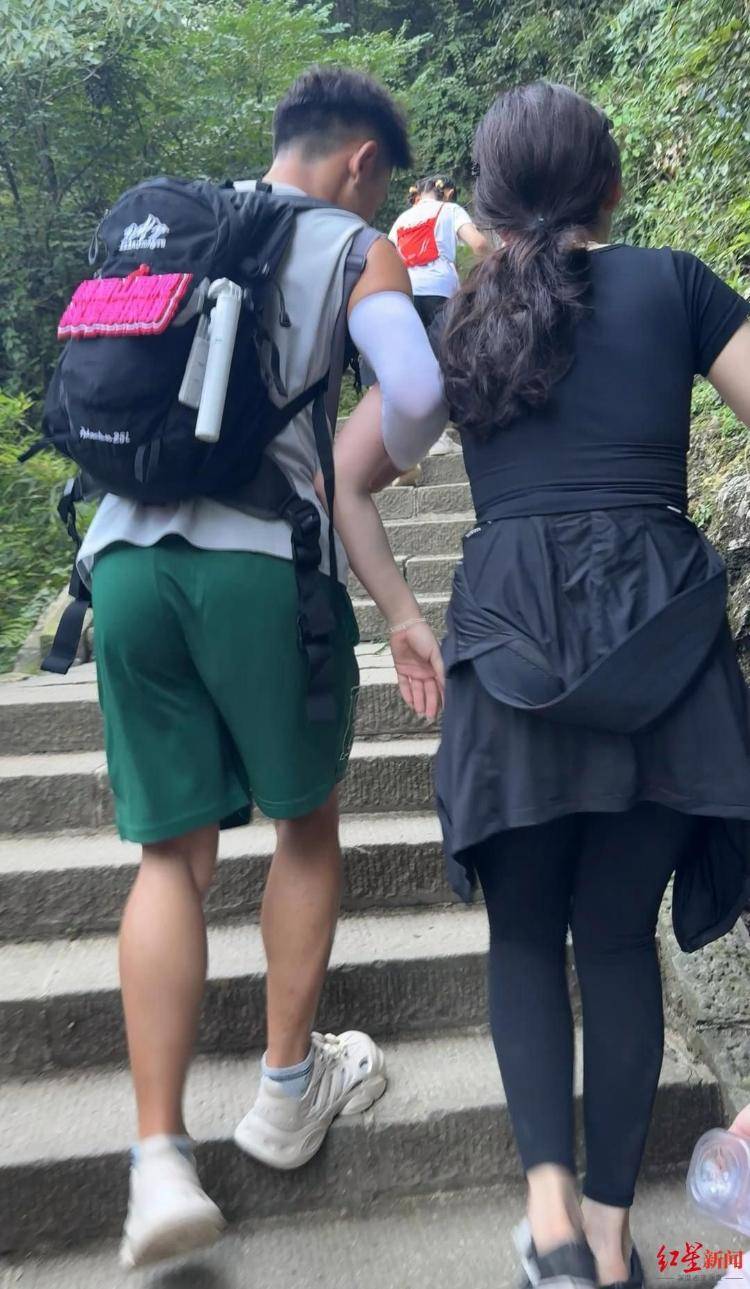 揭秘峨眉山陪爬团队：已陪爬千名游客九成为女性，不会主动拉背扛抱，主要保障安全
