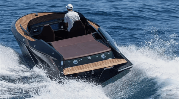 保时捷跨界下海！保时捷电动艇92km/h刷新海上速度记录