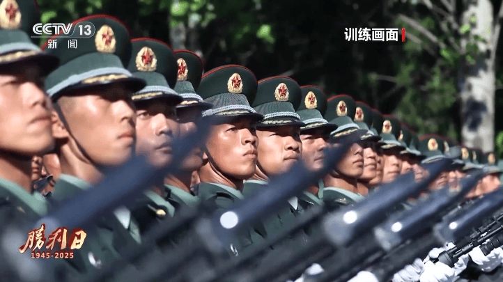 新型装备亮相！九三阅兵将实现多个“首次”；58岁阿姨用英语推介枣庄辣子鸡，火爆全网｜来听新闻