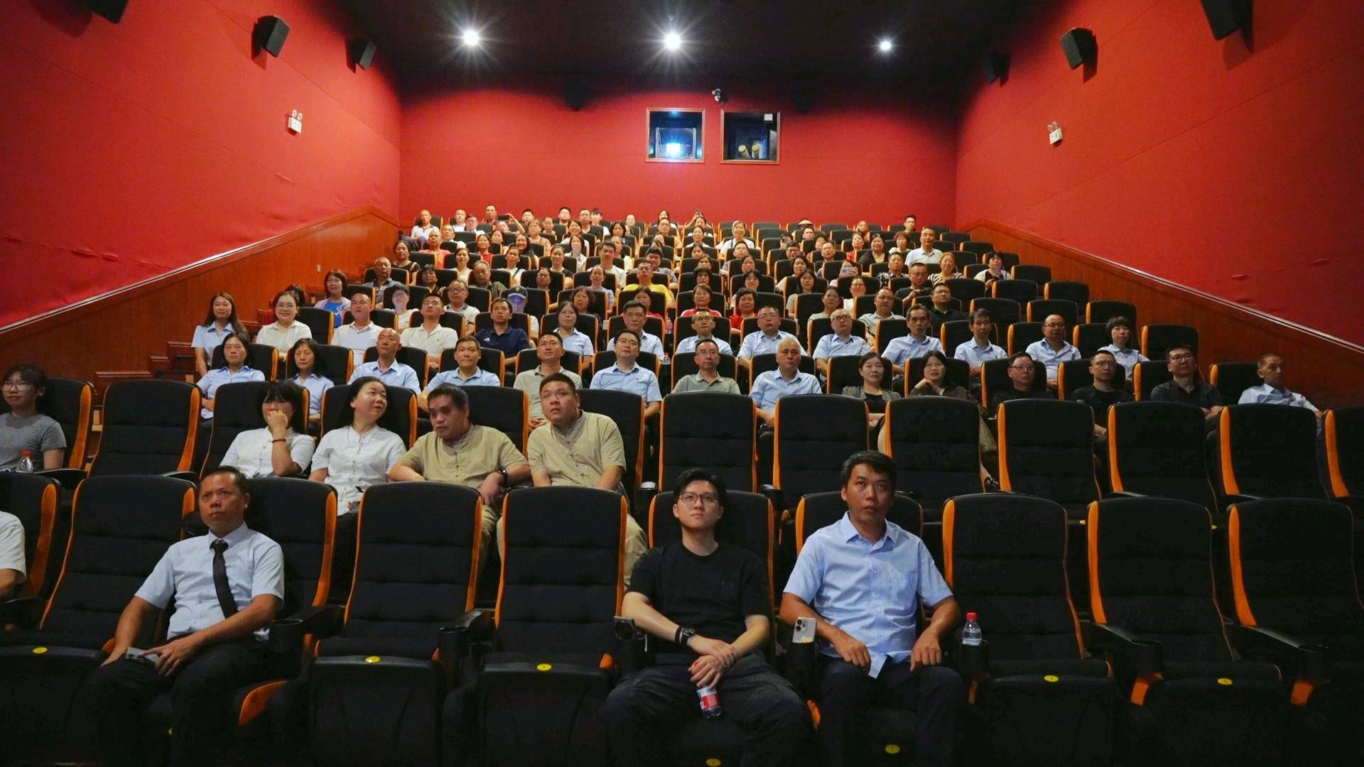 东莞国资影院公益直播阅兵盛典,市民齐聚感受强国力量