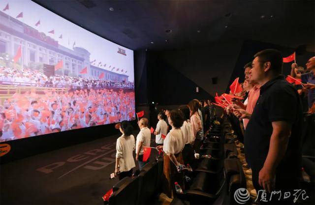 “直击心灵的震撼！”厦门市民群众走入影院，身临其境观礼阅兵式