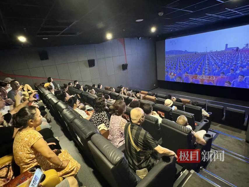 成都影院免费开放让市民观看阅兵，报名人数超过预期临时增加影厅