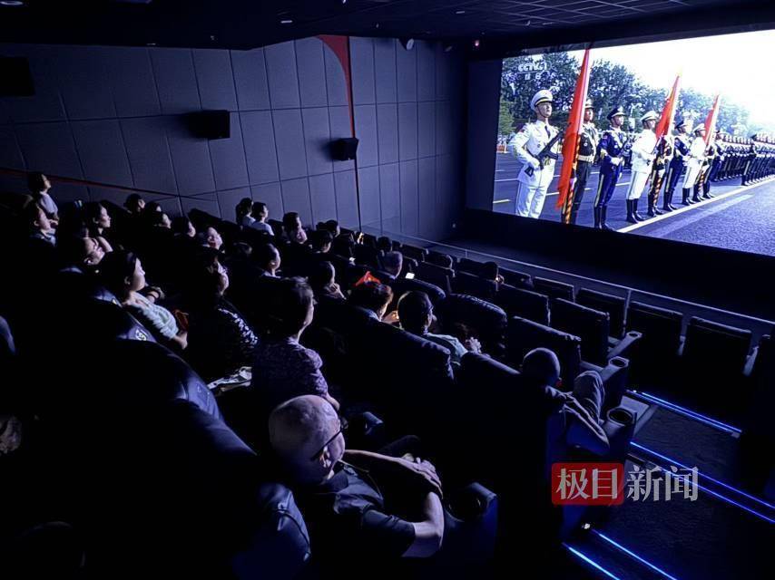 成都影院免费开放让市民观看阅兵，报名人数超过预期临时增加影厅