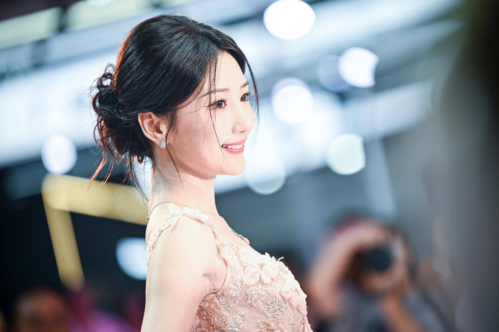 “我出不去了!”毛晓彤走完红毯在休息室遭遇门锁故障,被反锁室内呼叫救援