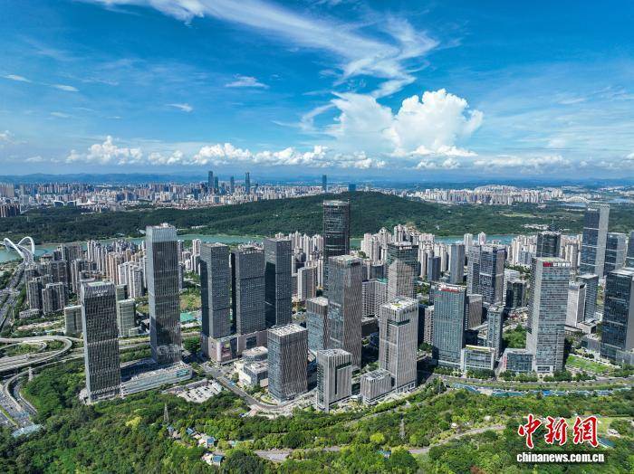 晴空下的广西南宁