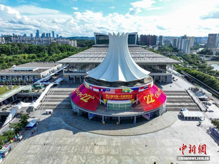 晴空下的广西南宁