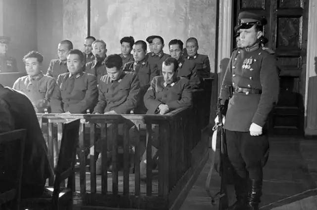 离谱！俄罗斯把日本雇佣兵俘虏关笼子里游街示众？和中国有关系？