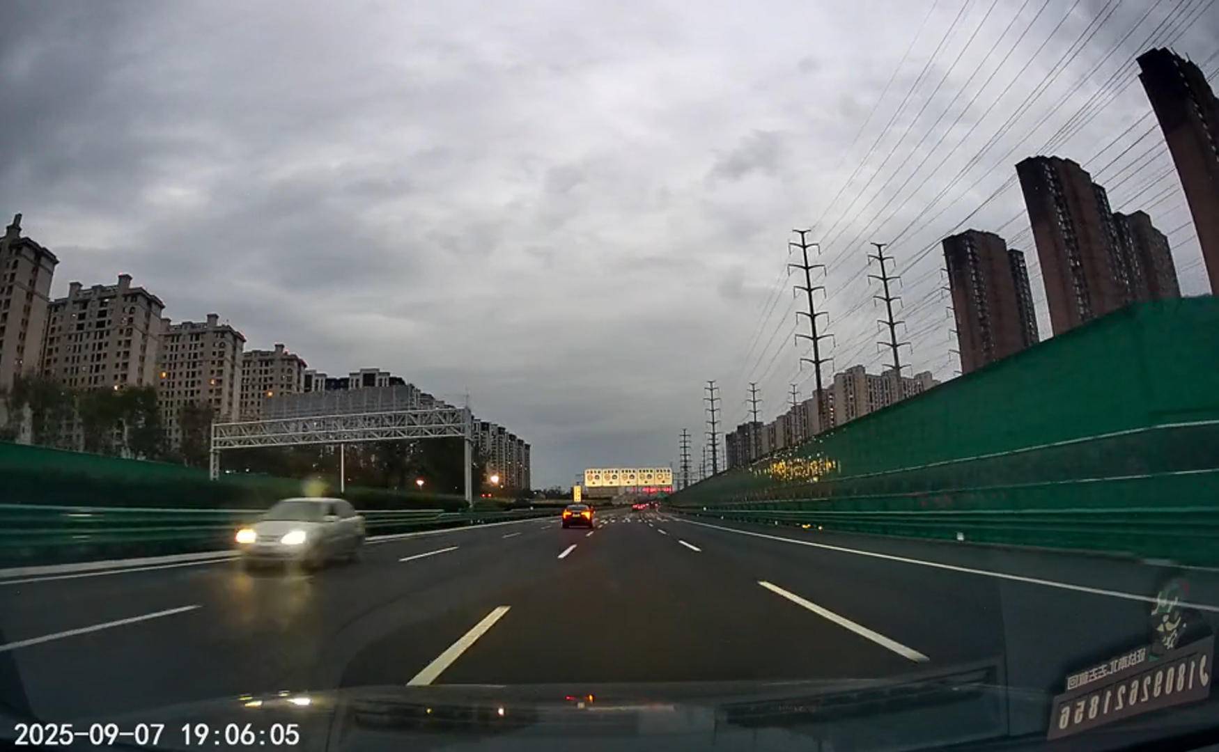 一男子在包茂高速驾车逆行，西安相关部门：其走错路逆行，返家途中遇车祸正在医治