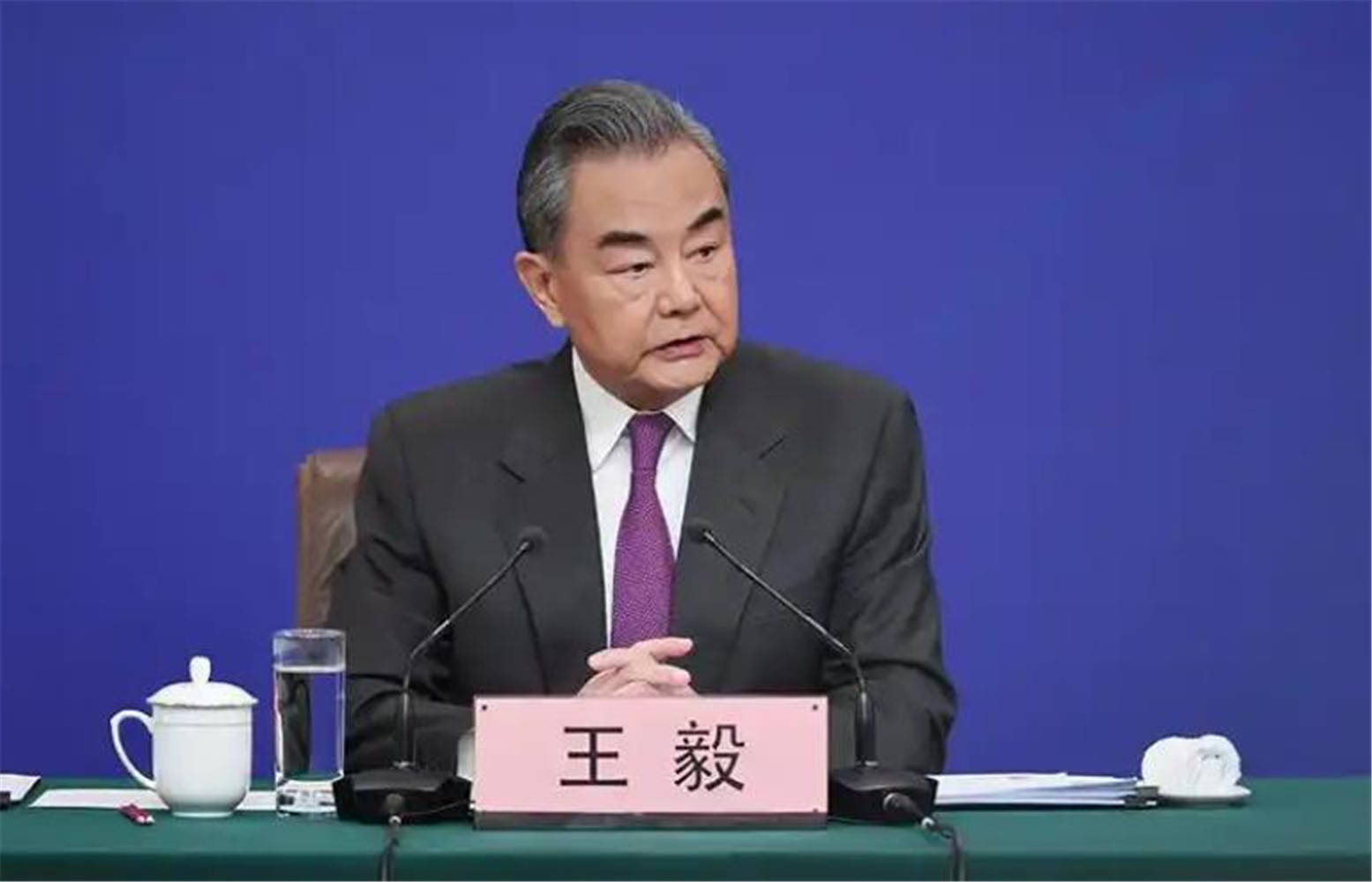 董军王毅算完账后，人民日报16字通告全球，中美元首会晤时机已到