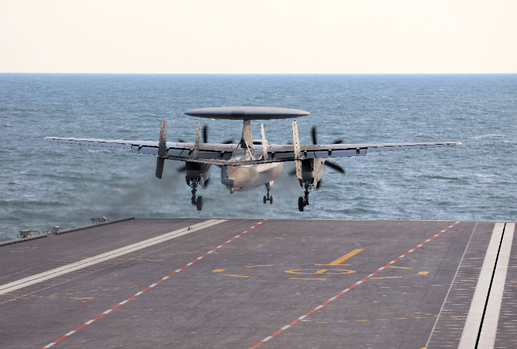 福建舰“弹射三连”看哭军迷，一句“再也不用踮起脚尖”为何让人泪目？