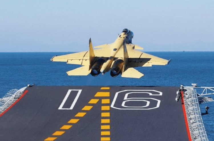 福建舰“弹射三连”看哭军迷，一句“再也不用踮起脚尖”为何让人泪目？