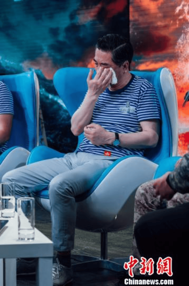 福建舰“弹射三连”看哭军迷，一句“再也不用踮起脚尖”为何让人泪目？