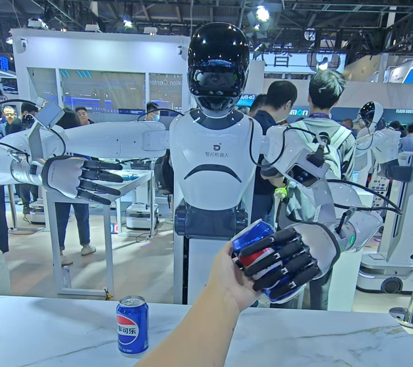 直击史上最热闹WAIC：黄牛票炒上千，参展AI模型减半，超150台人形机器人“炸场”