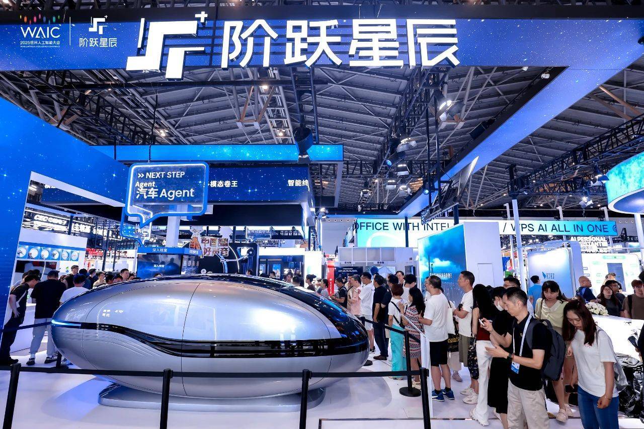 直击史上最热闹WAIC：黄牛票炒上千，参展AI模型减半，超150台人形机器人“炸场”