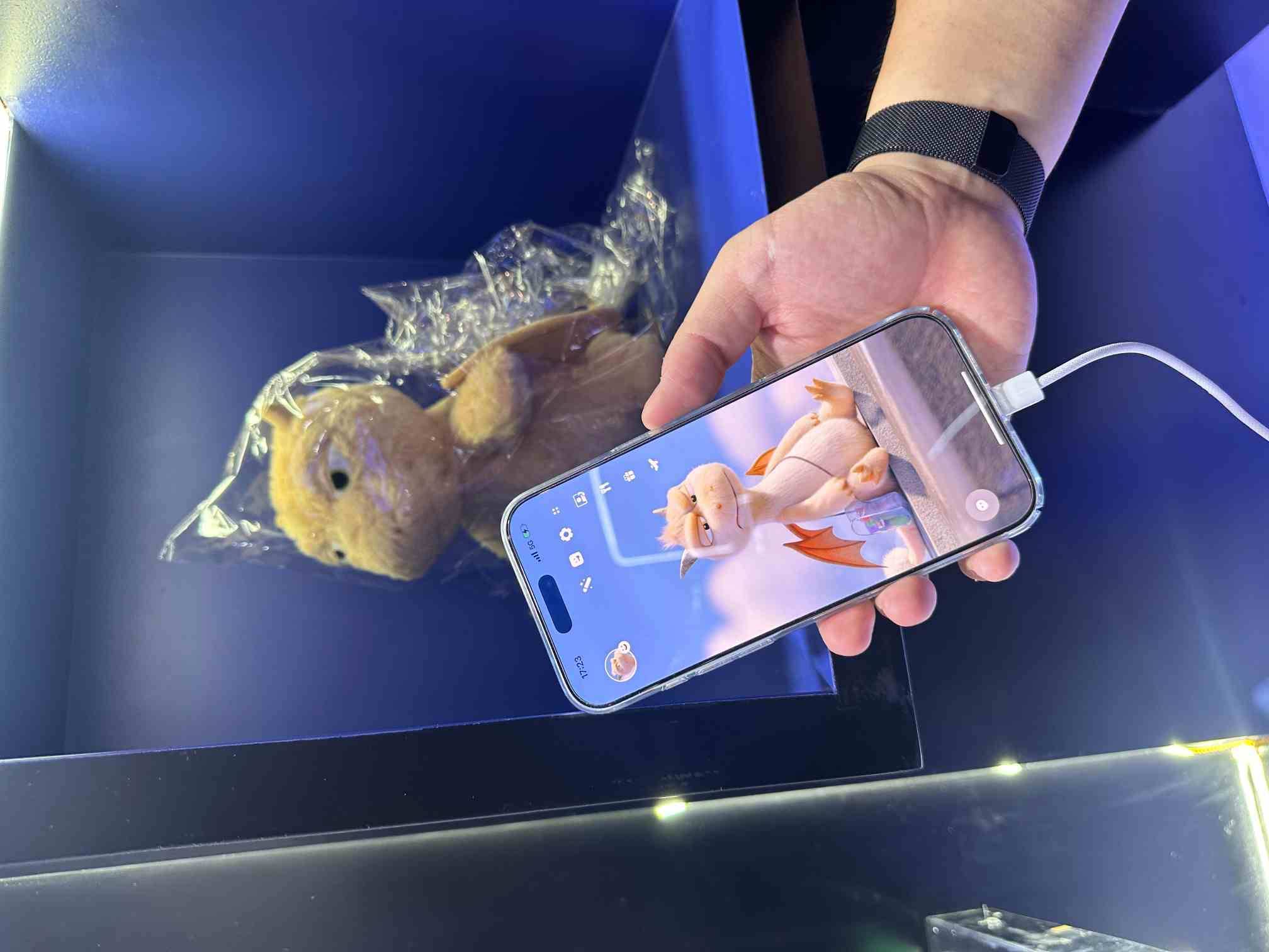 直击史上最热闹WAIC：黄牛票炒上千，参展AI模型减半，超150台人形机器人“炸场”