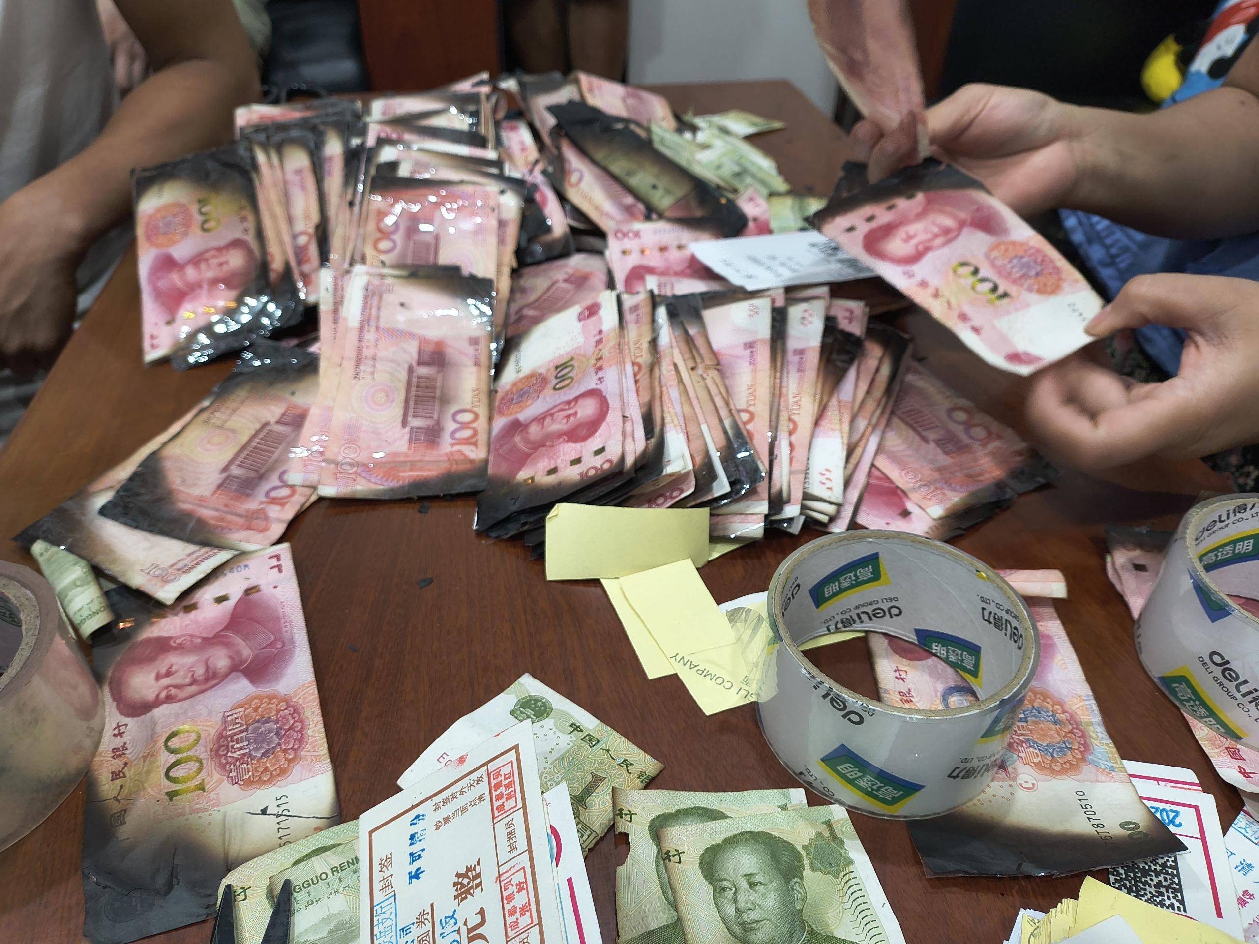 邮储银行安岳支行助力客户兑换火烧残损币 齐力解难暖人心