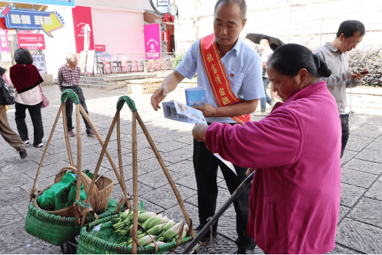“筑牢货币安全网 守护群众钱袋子” —— 建行安顺市分行反假货币宣传之走进安顺古城景区