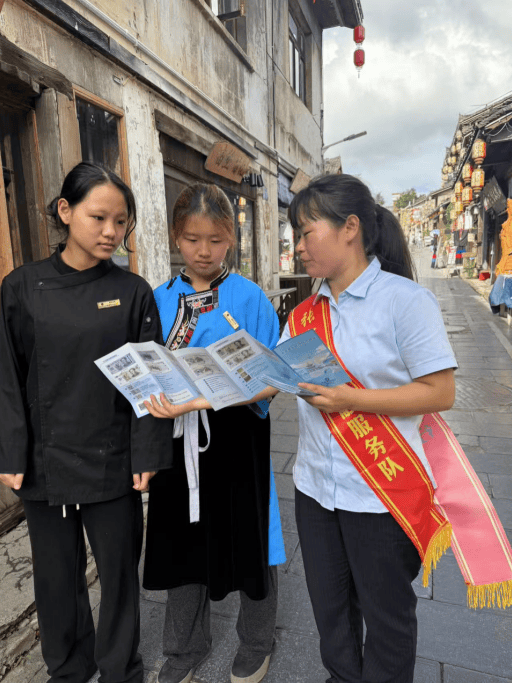 “筑牢货币安全网 守护群众钱袋子” —— 建行安顺市分行反假货币宣传之走进安顺古城景区