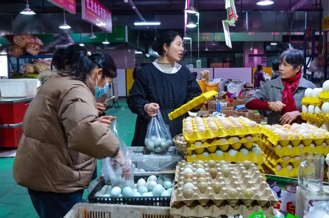 宁波这里生意火爆！有市民专程赶去买，拉杆箱装得满满当当……